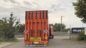 EMO 2023 | Der erste LKW für die Messe rollt an – diesmal mit Begleitschutz von Hüller Hille.